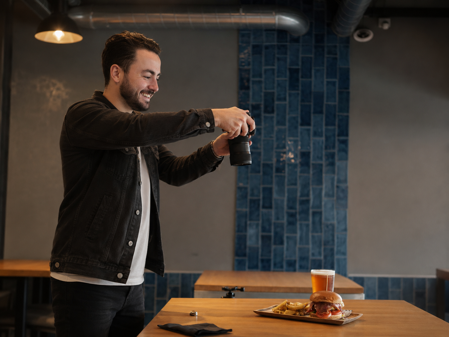 Ricardo Paz Belvis maakt foodfotografie voor horeca en restaurants, waarbij een hamburgergerecht professioneel wordt vastgelegd.